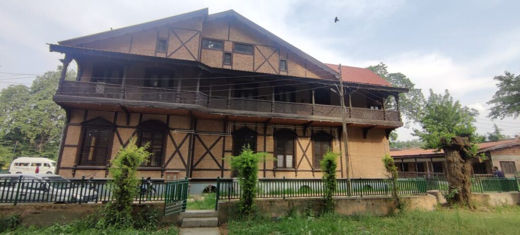 Dhajji Dewari-Traditional Earthquake Resistant Construction of Kashmir