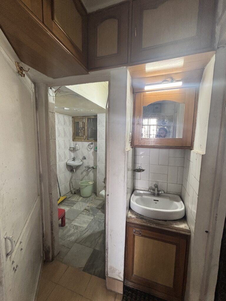Small apartment- old Toilet